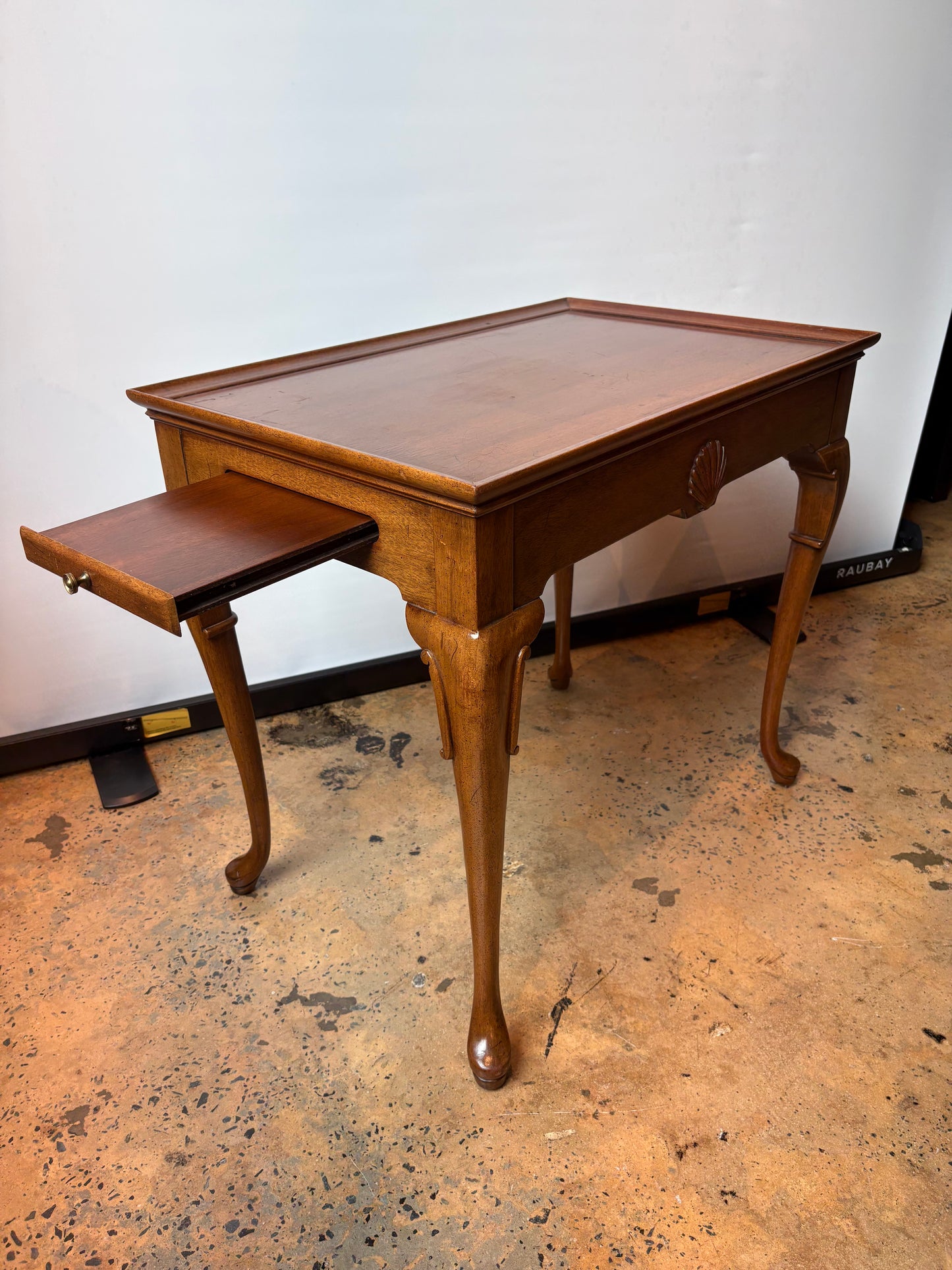 1950'S MAHOGANY QUEEN ANNE TEA TABLE
