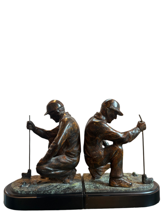 BRONZE GOLFER NEEILING